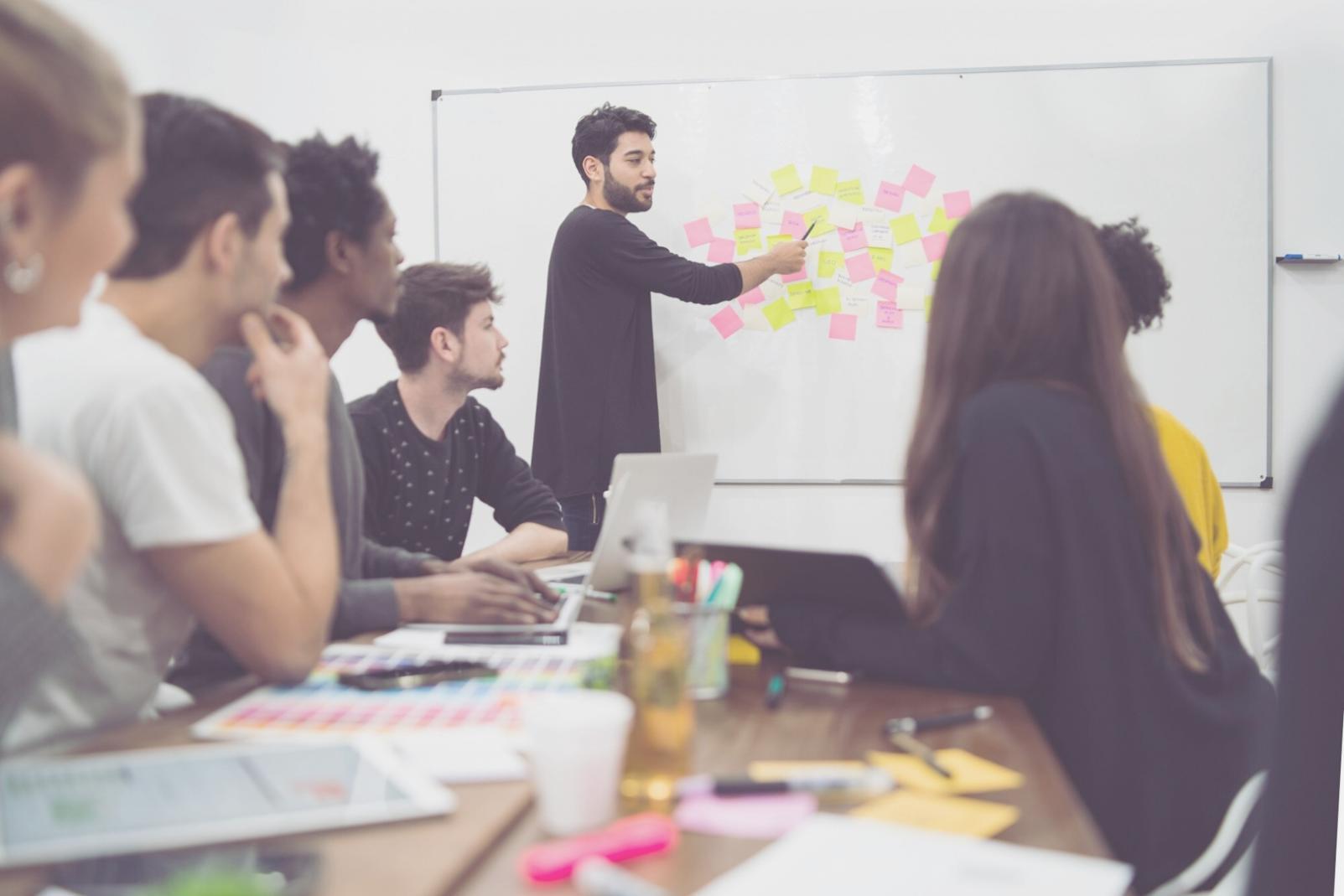 Equipo de celonarethivas trabajando en innovación financiera